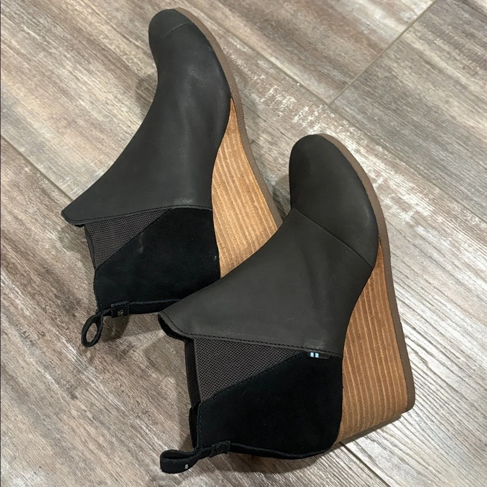 TOMS Kelsey Pull On Wedge Bootie in Black Leather Size 8